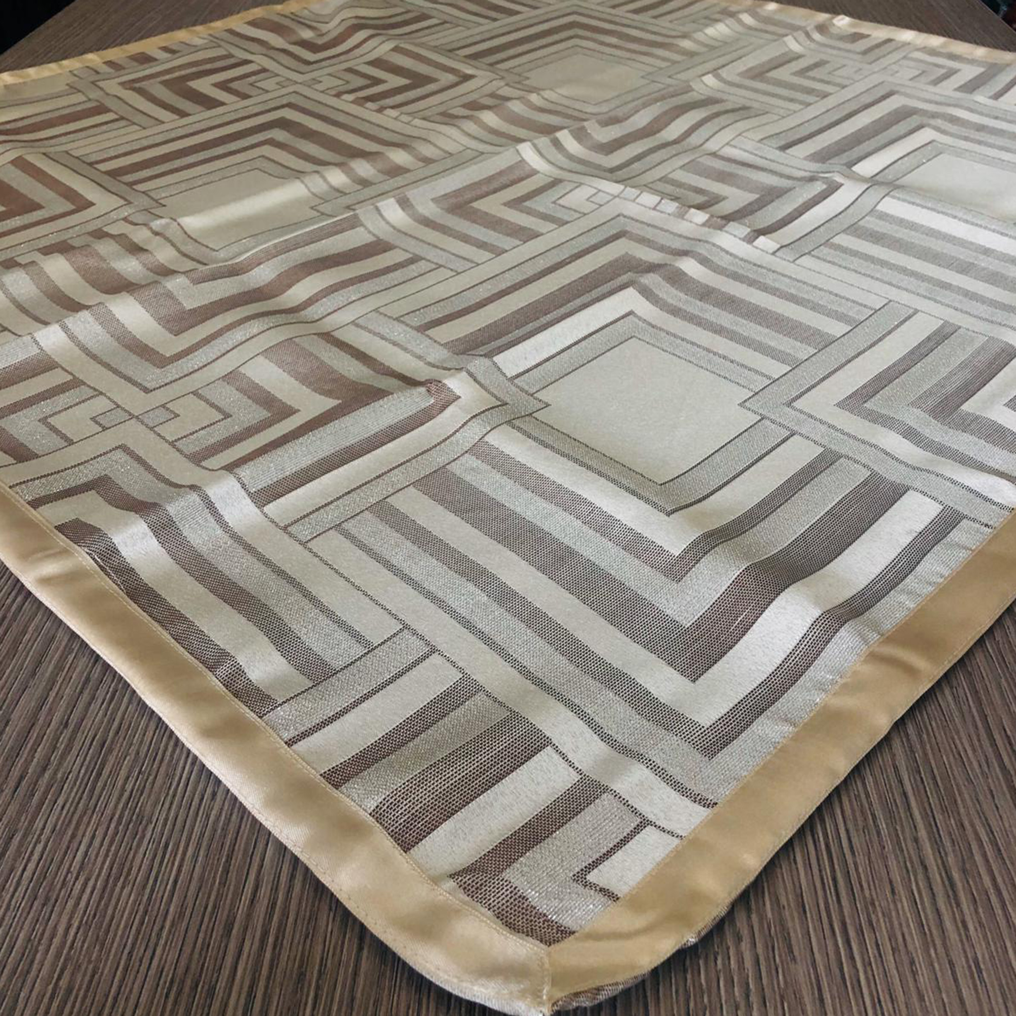 Centrotavola quadrato in raso Nausikaa 90x90 cm 1684 - Foto 3 di 5