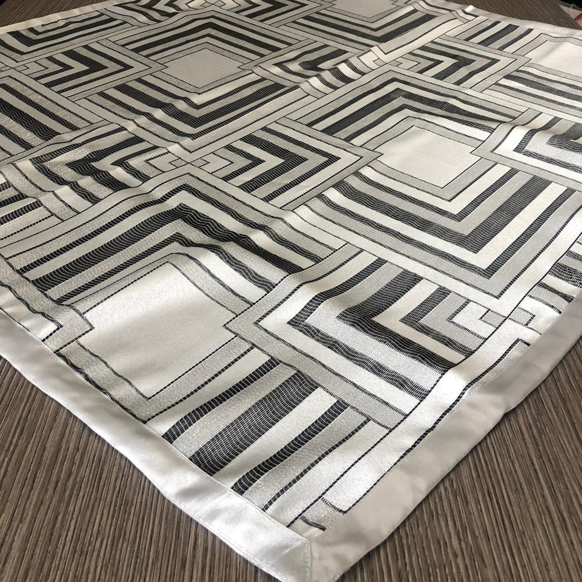 Centrotavola quadrato in raso Nausikaa 90x90 cm 1684 - Foto 5 di 5